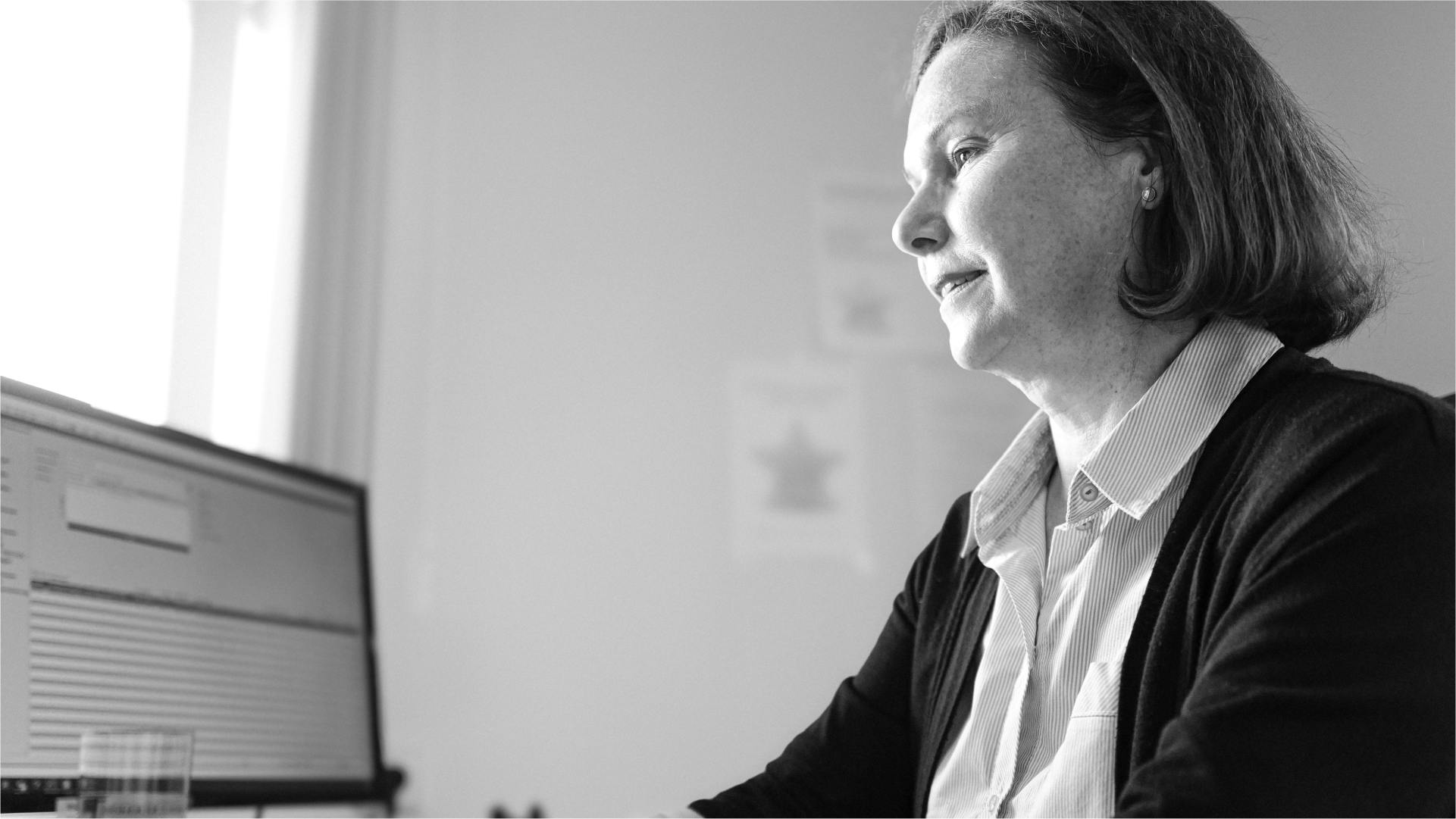 Frau arbeitet am PC